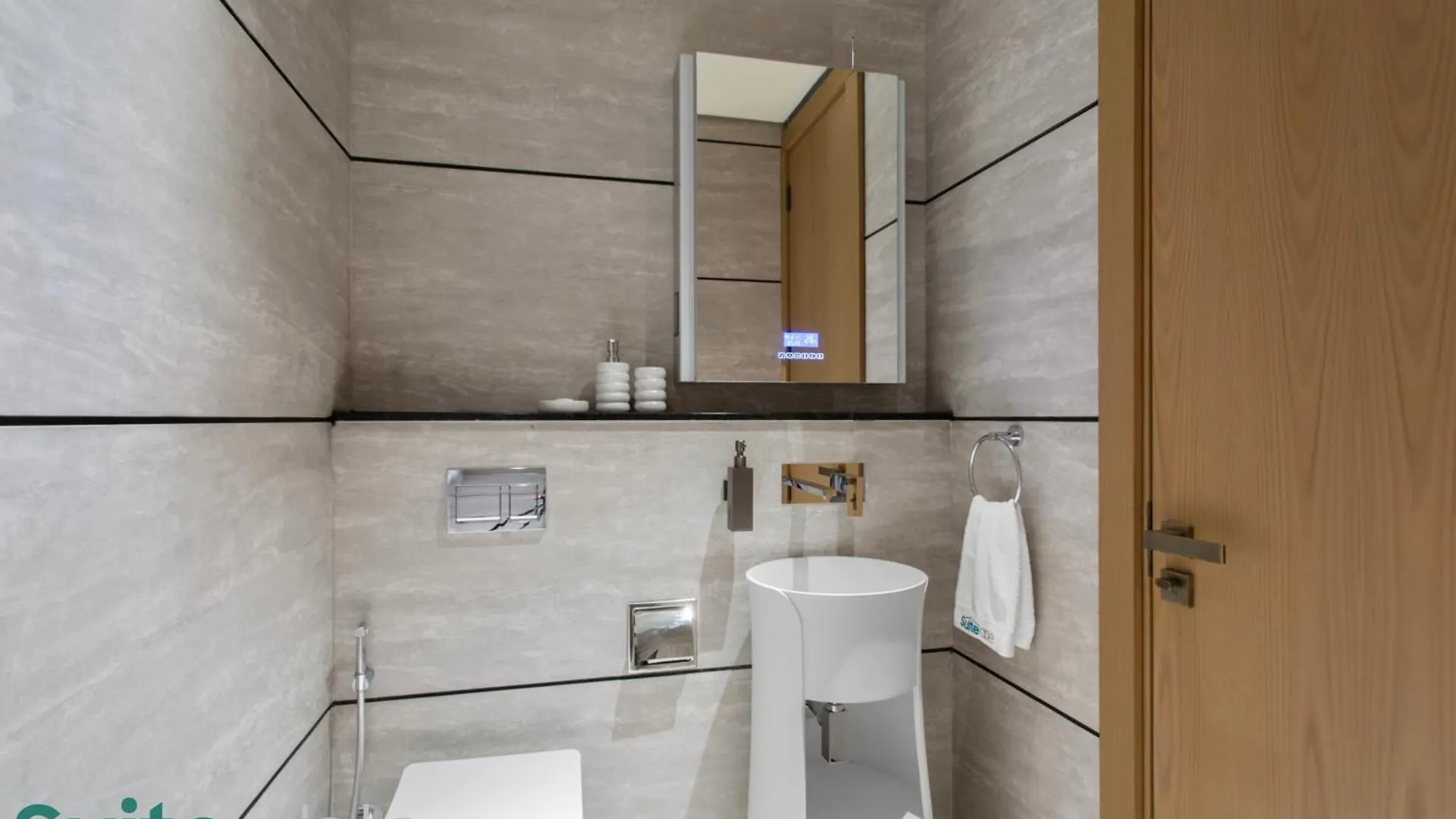 Chic Studio With Pool Access In The Autograph Dubai Apartment